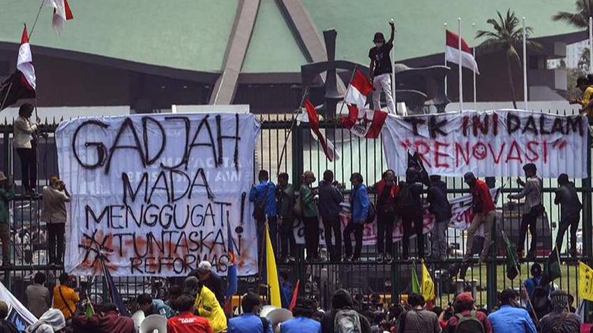 Corner Kick (2): Cegah Bentrokan Berdarah Terulang, Jabatan DPR Cukup Dua Periode Saja