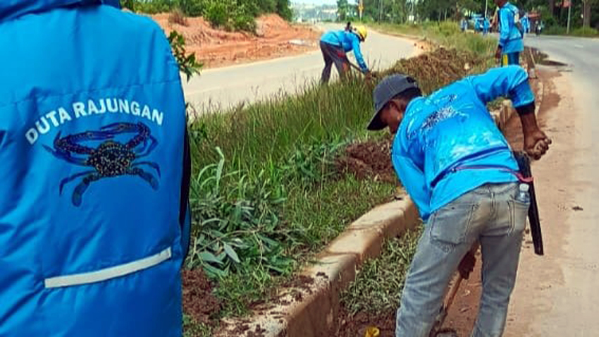 Cegah Banjir, Nelayan Duta Rajungan dan Warga Kompak Bersihkan Fasilitas Umum